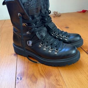 Moncler
Women's Berenice Lug Sole Boots Black Leather Lace-Up Boots 40 …91/2